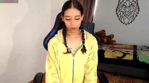 Snapshot of pupi_wolf chatting on 11.28.25 Cris online show from 11.28.25