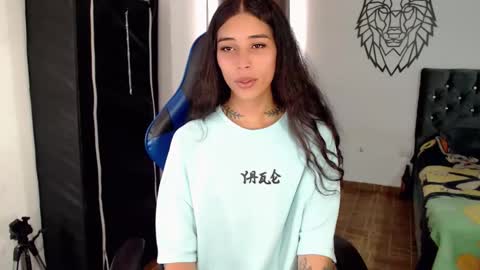 Snapshot of pupi_wolf chatting on 12.01.25 Cris online show from 12.01.25