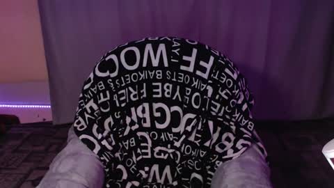 Snapshot of puremenshape chatting on 12.01.25 puremenshape online show from 12.01.25