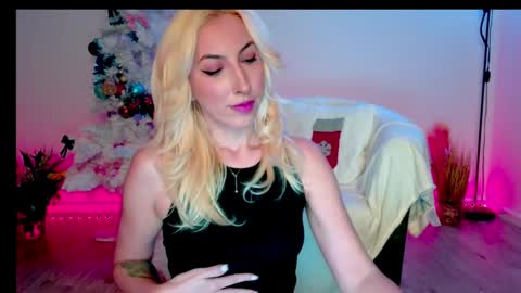 Snapshot of purevibrations chatting on 12.16.24 Isabelle online show from 12.16.24