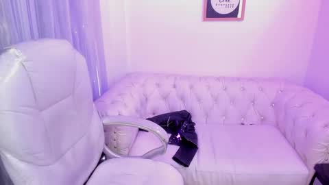 Anna  online show from 02.28.25