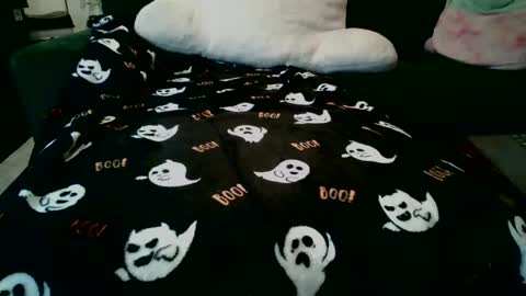 Snapshot of pussy444u chatting on 10.28.25 River online show from 10.28.25