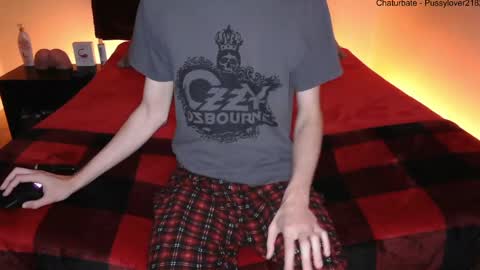 Snapshot of pussylover2182 chatting on 09.22.25 pussylover2182 online show from 09.22.25