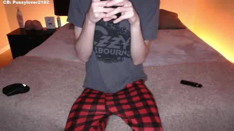 Snapshot of pussylover2182 chatting on 10.04.25 pussylover2182 online show from 10.04.25