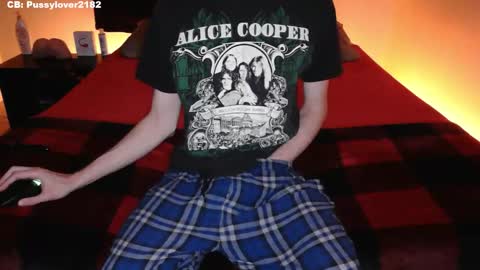 Snapshot of pussylover2182 chatting on 10.27.25 pussylover2182 online show from 10.27.25