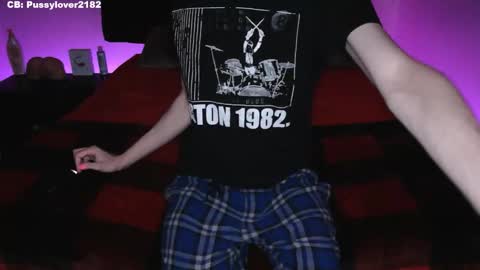 Snapshot of pussylover2182 chatting on 11.12.25 pussylover2182 online show from 11.12.25