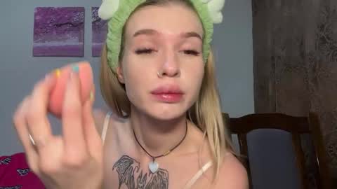 Snapshot of pussymoneywet chatting on 09.21.25 Lina online show from 09.21.25