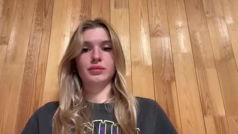 Snapshot of pussymoneywet chatting on 09.25.25 Lina online show from 09.25.25