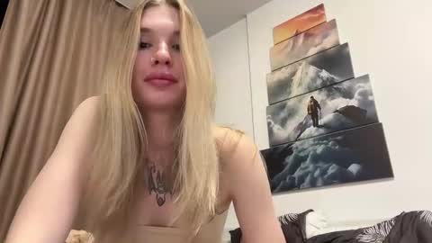 Snapshot of pussymoneywet chatting on 10.04.25 Lina online show from 10.04.25