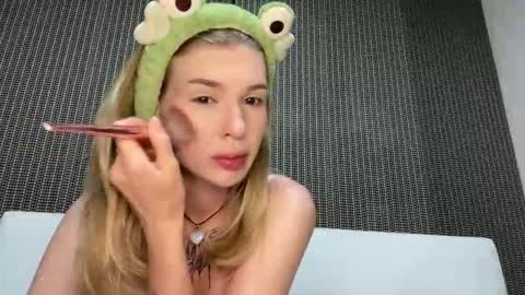 Snapshot of pussymoneywet chatting on 10.27.25 Lina online show from 10.27.25