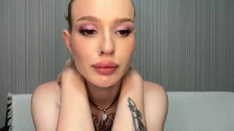 Snapshot of pussymoneywet chatting on 11.18.25 Lina online show from 11.18.25