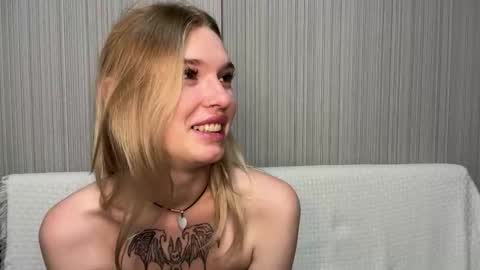 Snapshot of pussymoneywet chatting on 11.21.25 Lina online show from 11.21.25