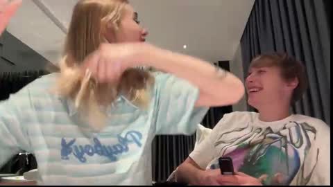 Snapshot of pussymoneywet chatting on 12.04.25 Lina online show from 12.04.25