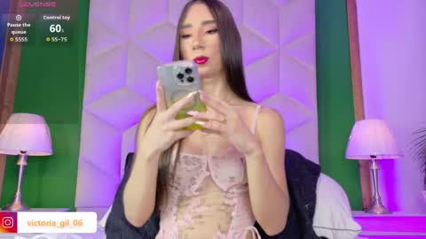 Snapshot of queen__violet chatting on 05.12.26 Queen Violet online show from 05.12.26
