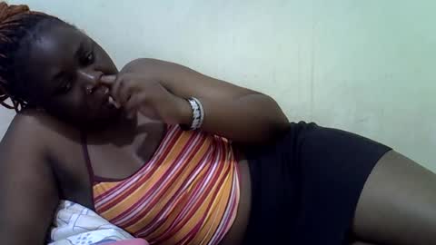 Snapshot of queen_leilla chatting on 06.17.26 queen_leilla online show from 06.17.26