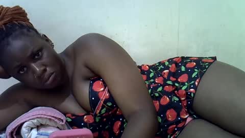 Snapshot of queen_leilla chatting on 06.27.26 queen_leilla online show from 06.27.26