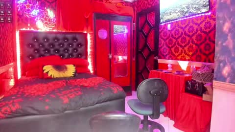 Snapshot of queen_lily chatting on 12.20.24 Lily online show from 12.20.24