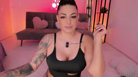 Snapshot of queen_of_deepthroat chatting on 05.25.26 queen_of_deepthroat online show from 05.25.26
