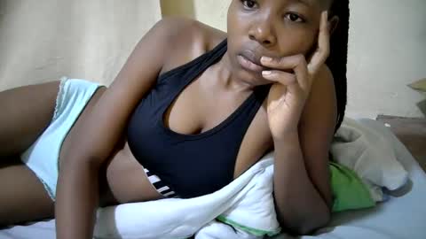 Snapshot of queen_slender chatting on 06.25.26 queen_slender online show from 06.25.26