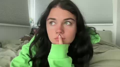 Snapshot of queencassidyy chatting on 10.14.25 Cassidy online show from 10.14.25