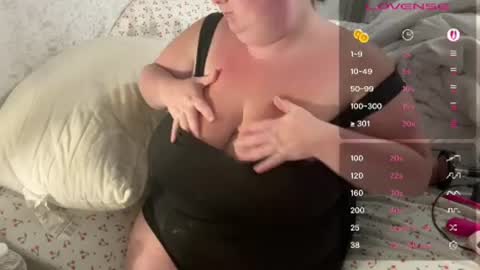 Snapshot of queencurvesph chatting on 07.26.26 Queen curves online show from 07.26.26