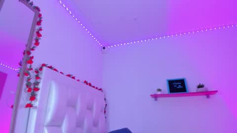 Snapshot of queenlatina10 chatting on 11.12.25 Andrea online show from 11.12.25