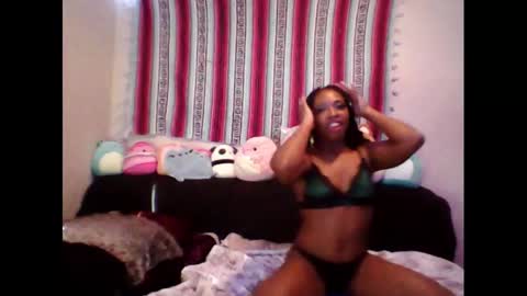 Snapshot of queenofheartsfaerah chatting on 01.10.25 QueenOfHearts online show from 01.10.25