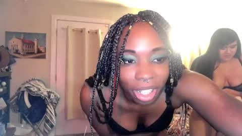 Snapshot of queenofheartsfaerah chatting on 01.28.25 QueenOfHearts online show from 01.28.25