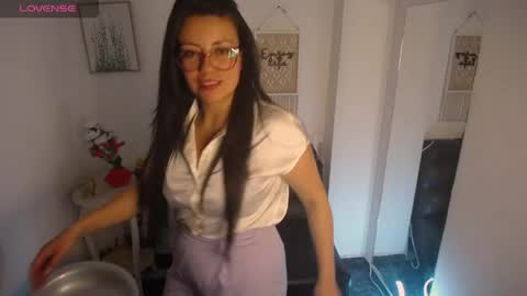 Snapshot of queenrose94 chatting on 05.12.26 queenrose94 online show from 05.12.26
