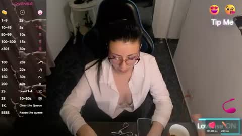 Snapshot of queenrose94 chatting on 06.18.26 queenrose94 online show from 06.18.26