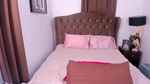 Snapshot of queenunivers chatting on 01.16.25 queenshasha and nathalie online show from 01.16.25