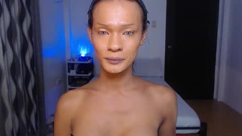 Snapshot of queenvalentinats chatting on 11.24.25 ValentinaMoone online show from 11.24.25