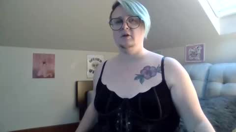 Snapshot of queerlyjaz chatting on 11.28.25 queerlyjaz online show from 11.28.25