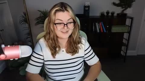 Snapshot of quervoqueen1 chatting on 10.10.25 Bri online show from 10.10.25