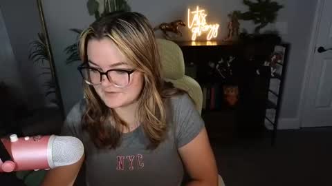 Snapshot of quervoqueen1 chatting on 10.15.25 Bri online show from 10.15.25