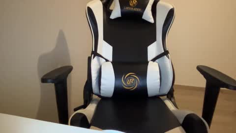 Quinnyelena online show from 01.23.25