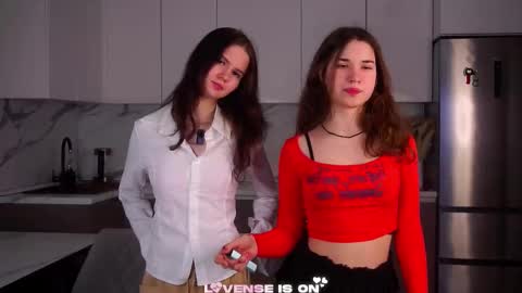 Snapshot of quyenkjos chatting on 12.14.25 Alice online show from 12.14.25