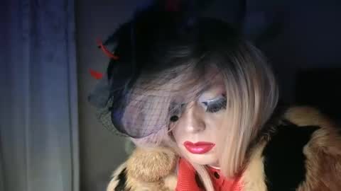 Snapshot of qweenviva chatting on 01.10.25 ViVaLuvLicious online show from 01.10.25