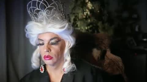 Snapshot of qweenviva chatting on 01.12.25 ViVaLuvLicious online show from 01.12.25