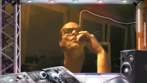 Snapshot of r_2d2_ chatting on 11.15.25 dj mike online show from 11.15.25