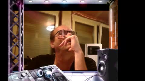 Snapshot of r_2d2_ chatting on 11.17.25 dj mike online show from 11.17.25