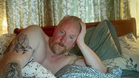 Snapshot of r_o_h_a_n chatting on 10.30.25 r_o_h_a_n online show from 10.30.25