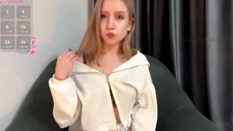 Snapshot of rachellegentile chatting on 12.01.25 Alice online show from 12.01.25