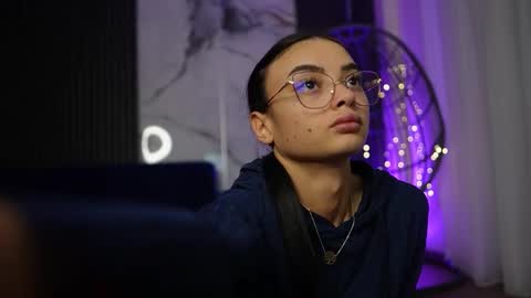 Snapshot of rachelravee chatting on 12.01.25 Ann online show from 12.01.25