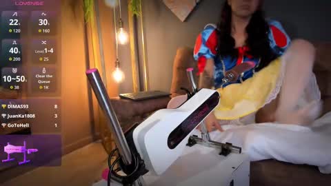 Snapshot of rachelruizz chatting on 10.31.25 RACHEL online show from 10.31.25