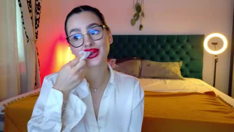 Snapshot of raeeamber_ chatting on 10.04.25 sweet peach online show from 10.04.25