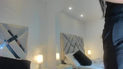 Raquel Moore  online show from 02.10.25