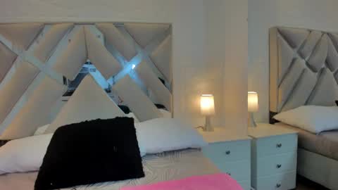 Raquel Moore  online show from 03.04.25