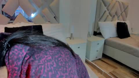 Raquel Moore  online show from 03.07.25