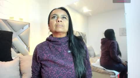 Raquel Moore  online show from 09.19.25